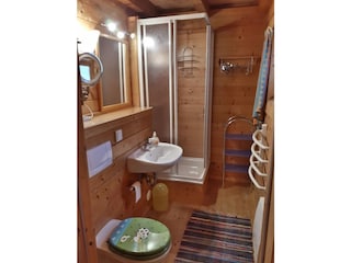 Das Bad mit Dusche im Obergeschoss