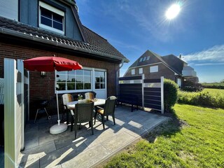 Blick vom Garten auf die Südterrasse neu renoviert 202