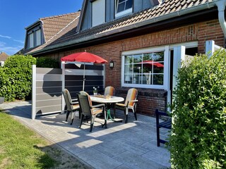 Blick vom Garten auf die Südterrasse