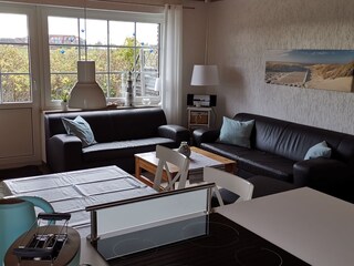 Blick ins Wohnzimmer mit Essbereich