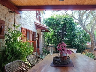 Grosser Esstisch mit Eingangsbereich