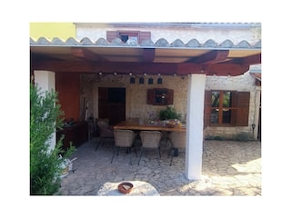 Überdachte schattige Terrasse