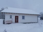 Das Ferienhaus Pulvermaar im Winter.