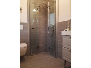 EG: Bad mit bodengleicher Dusche