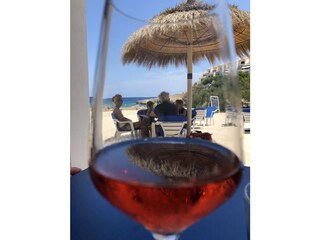Ein Gläschen Wein in der Cala Murada Strandbar