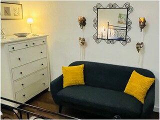 Sofa im Schlafzimmer 1