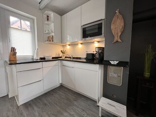 Moderne EBK mit Geschirrspülmaschine