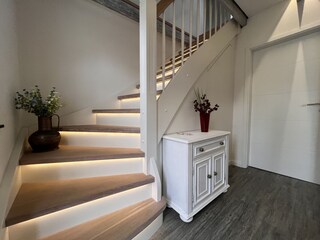 Massive Holztreppe mit LED  Beleuchtung zum OG