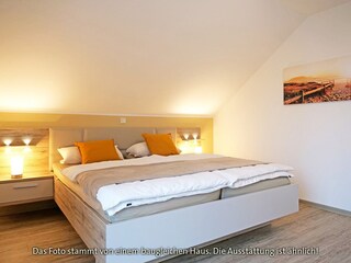 Schlafzimmer mit Balkon, OG