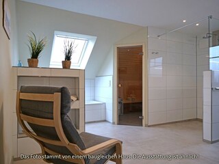 Bad mit Wanne, Dusche und Sauna im OG