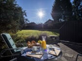 Blick von der Terrasse in den wunderschönen Garten