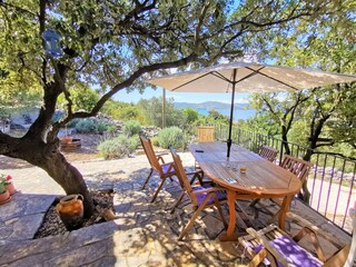 Villa Luna Terrasse mit Grill und der Aussicht