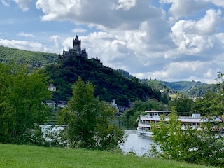 Blick zur Burg/Mosel vom Ortseingang