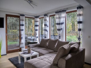 helles freundliches Wohnzimmer mit Schlafcouch