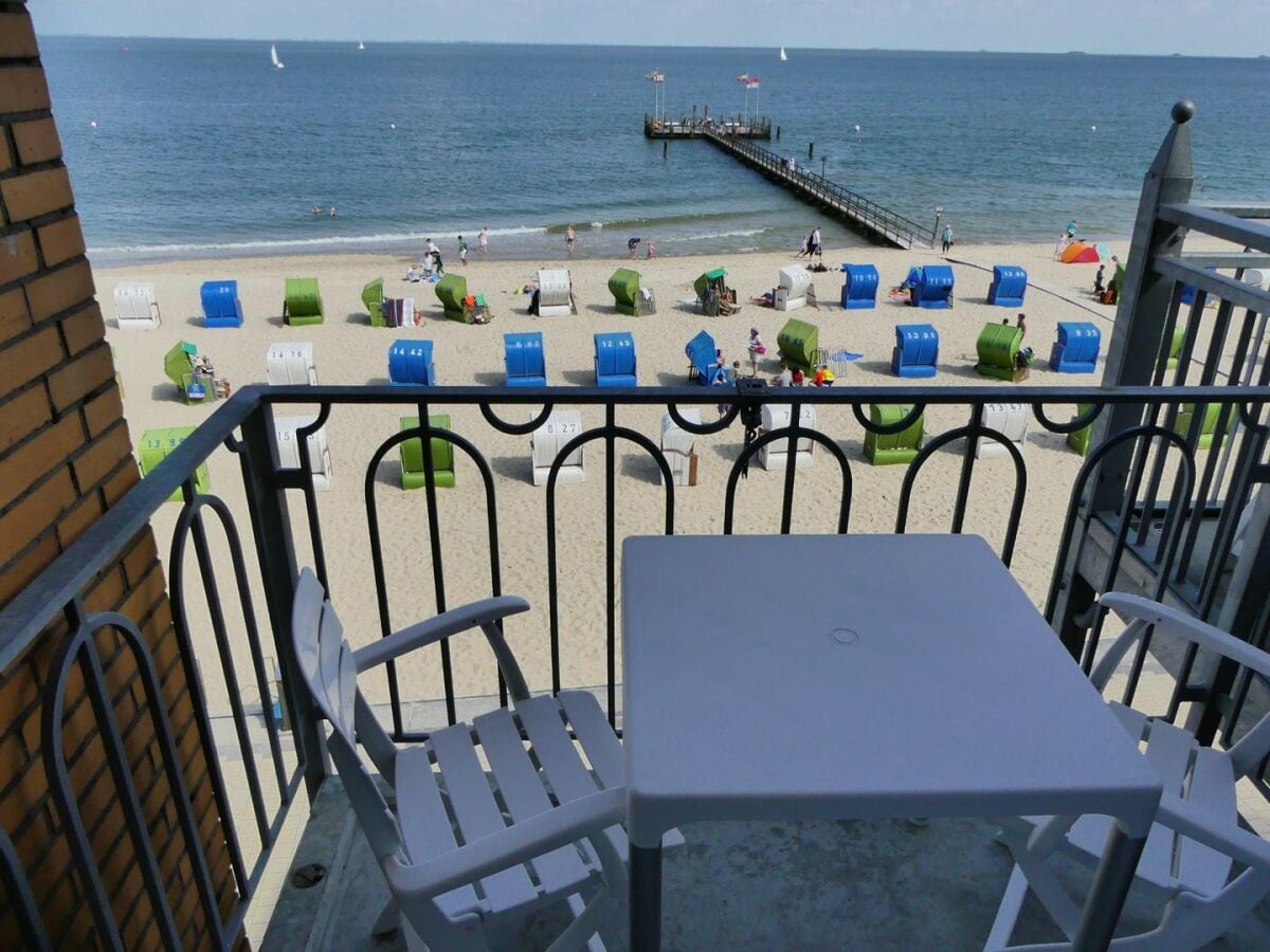 Genießen Sie den Ausblick auf Strand und Meer!