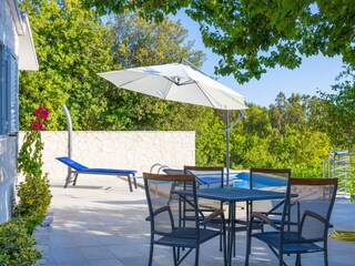 Terrasse am Pool mit viel grün