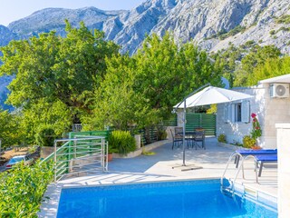 Der Pool mit Sonnenliegen