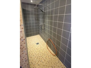 Begehbare Dusche im Erdgeschoss