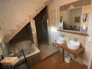 großes Bad im Dachgeschoss mit Dusche und Badewanne