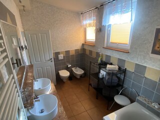 großes Bad im Dachgeschoss