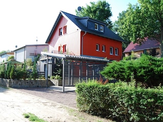 mit überdachtem Carport