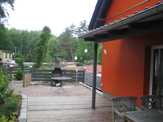 große Terrasse mit Grillplatz