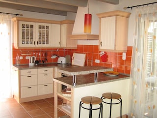 offene Küche mit Geschirrspühler und Kühlschrank