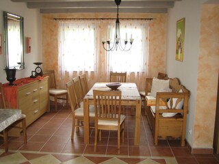 Esszimmer mit ausziehbarem Tisch für 10 Personen