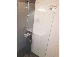 Badezimmer 1: Badmöbel, Toilette und Düsche