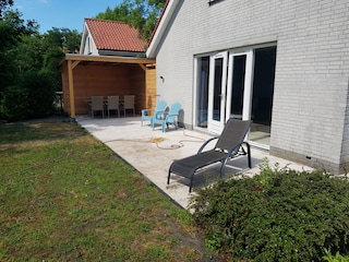 Eingezäunte Garten: Terrasse,. Veranda, und Möbel