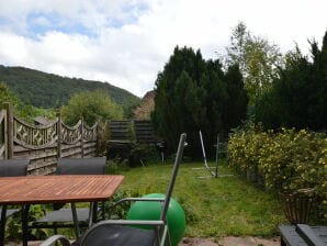 Vakantiehuis Comfortabele benedenwoning met heerlijke prive tuin in een bosrijke omgeving - Stadtkyll - image1