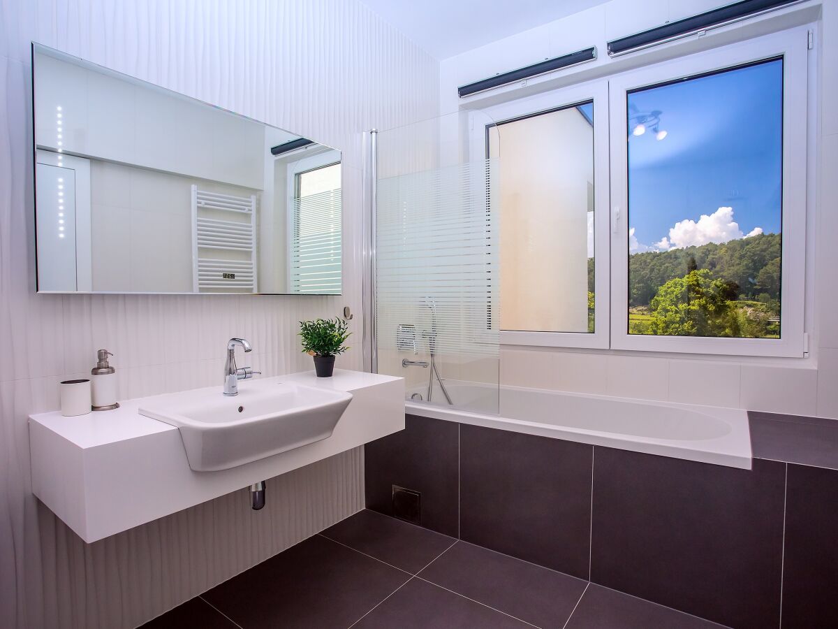 En-suite Badezimmer mit Badewanne und Dusche-Schlafzimm