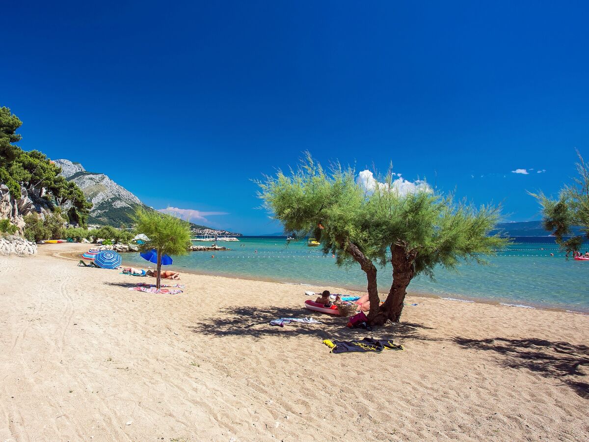 Omiš Riviera mit Sand- und Kiesstrand, 7 km entfernt