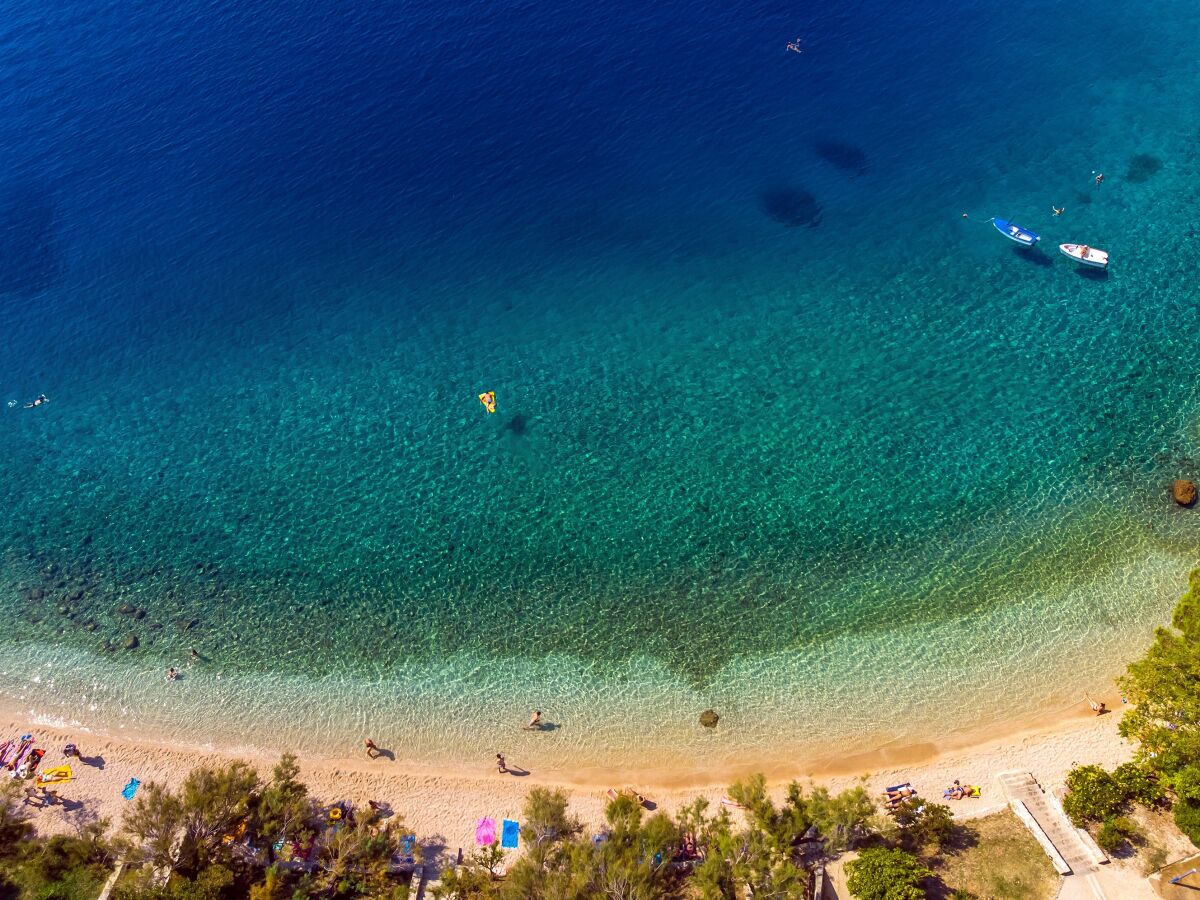 Omiš Riviera mit Sand- und Kiesstrand, 7 km entfernt