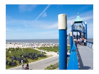 Haus des Gastes am Strand mit Aussichtsturm