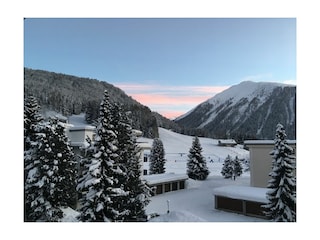 Blick vom Balkon auf die Loipe und en Skilift Bünde