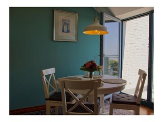 Essbereich und Balkon der Ferienwohnung in Burgtiefe auf Fehmarn