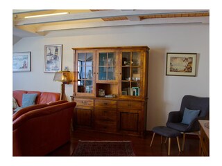 Wohnzimmer mit Kamin in der Ferienwohnung mit Meerblick für 6 Personen