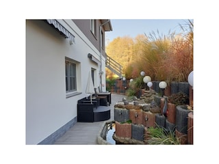 Private Terrasse mit Lounge und Markise