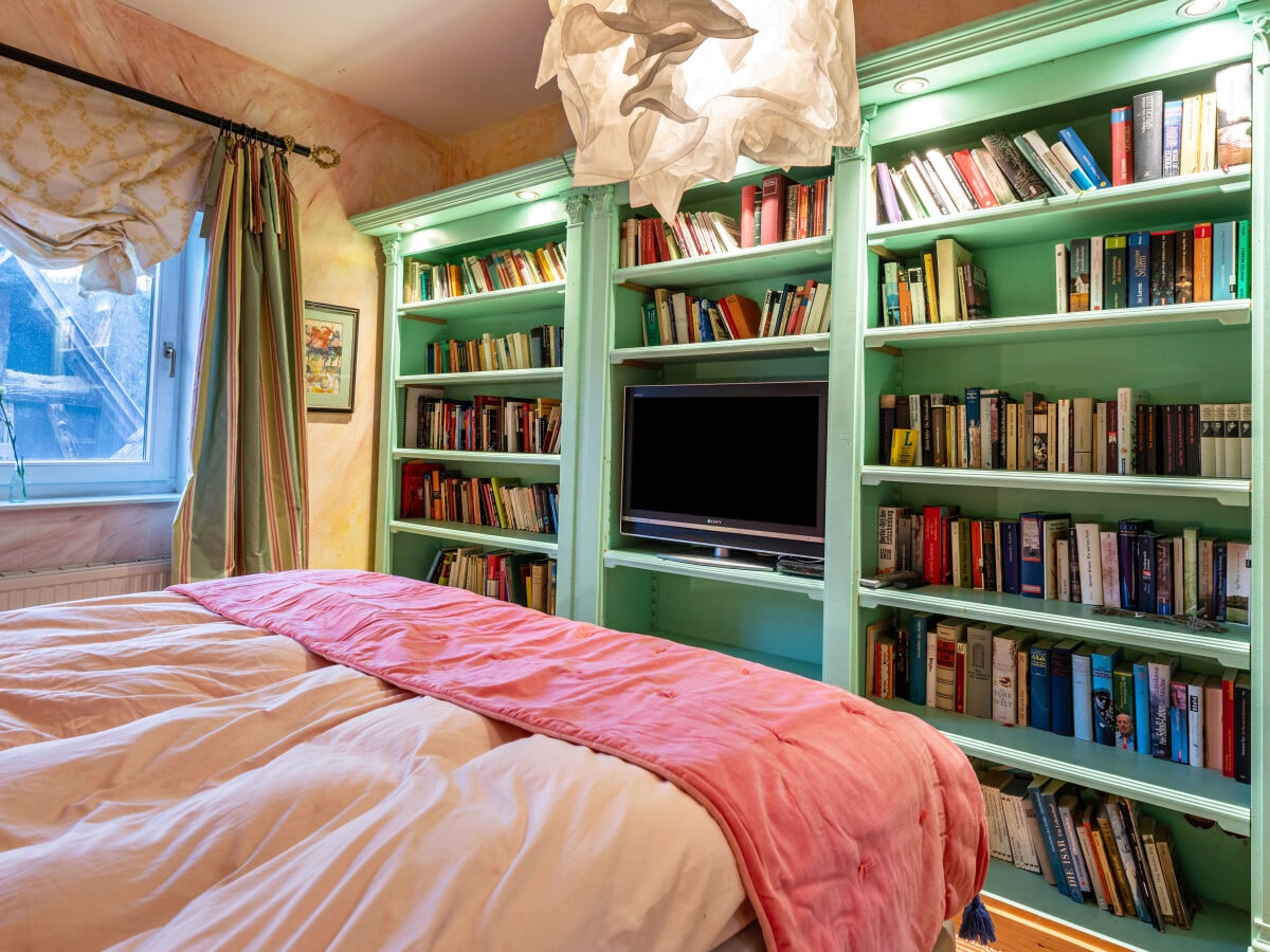 Schlafzimmer 1 mit Bibliothek