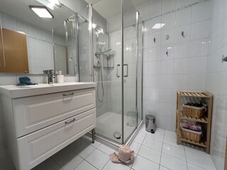 Badezimmer mit Dusche
