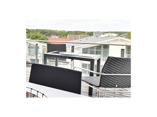 Küche und Essbereich mit angrenzendem Balkon
