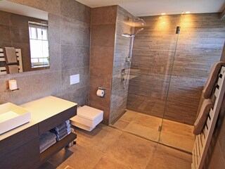 Edel und modern ist das Bad en suite