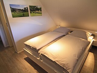 Das Schlafzimmer im Dachgeschoss mit Doppelbett...