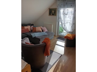 Stube mit Zugang zum Balkon