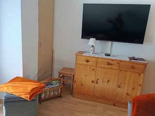 Stube mit Fernseher (Satelittenempfang)