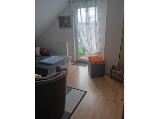 Stube mit Zugang zum Südbalkon