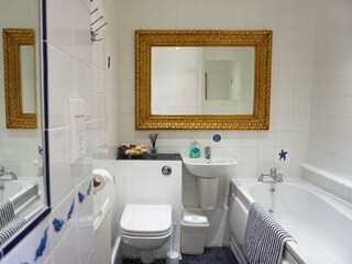 Beach View en suite bathroom