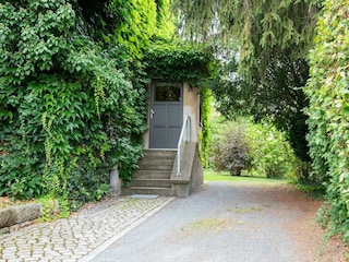 Der Garten befindet sich hinter dem Haus.