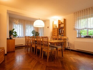 Die lange Tafel bietet bequem Platz für 10 Gäste.